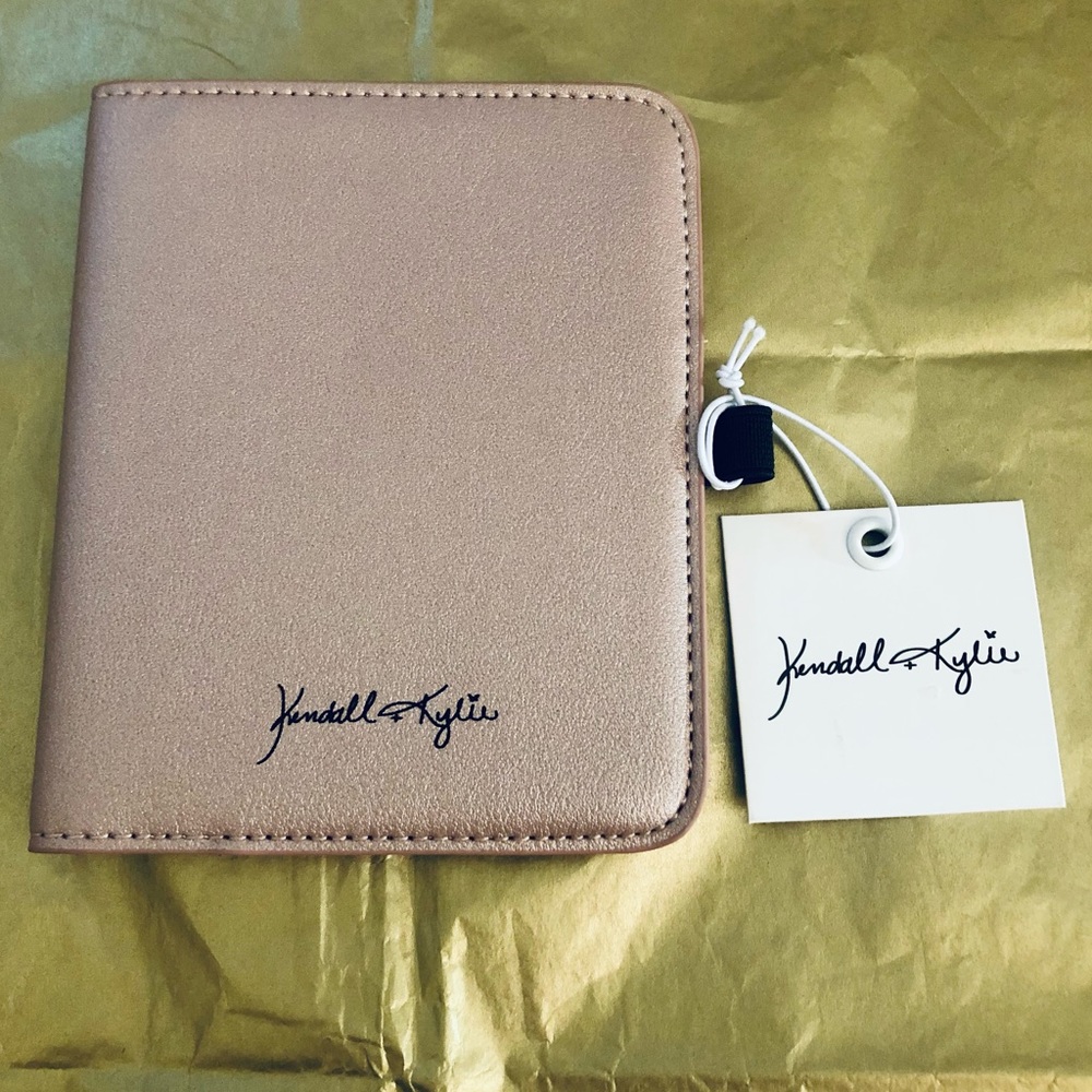🔖 Kendall & Kylie Passport Holder